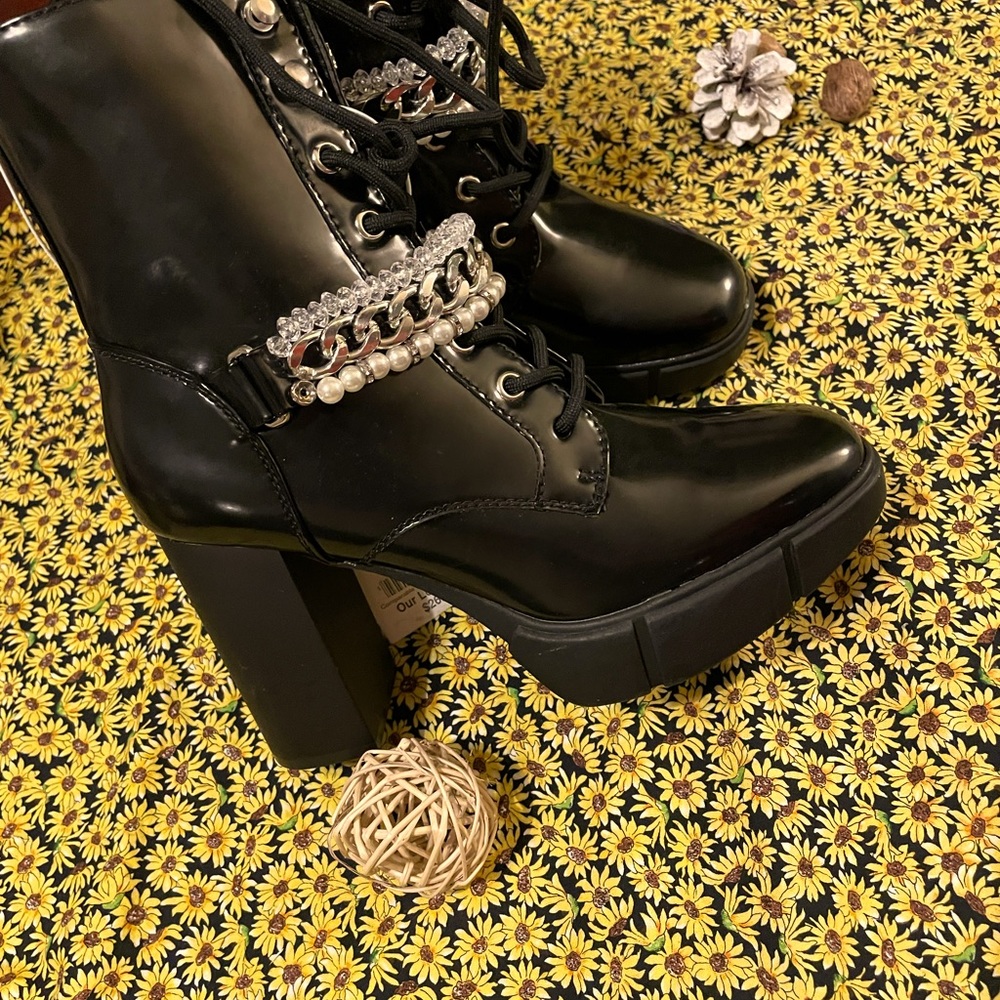 Black design  chain rope pearl & beads boots